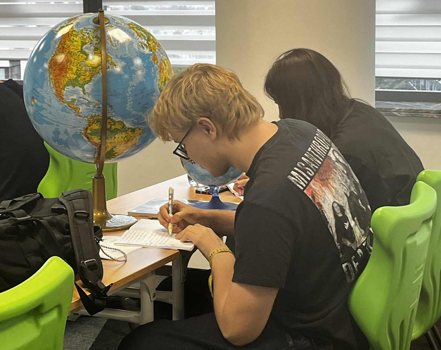 Uczniowie podczas zajęć